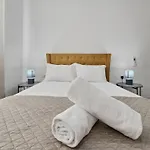 Centrally Located Two Bedroom With Free Wifi & Ac *