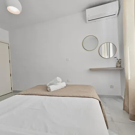 Centrally Located Two Bedroom With Free Wifi & Ac *