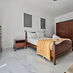 דירה Centrally Located Two Bedroom With Free Wifi & Ac *