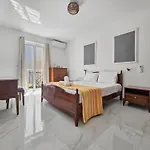 Centrally Located Two Bedroom With Free Wifi & Ac Apartment *