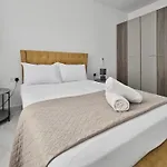 Centrally Located Two Bedroom With Free Wifi & Ac דירה *