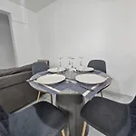 Centrally Located Two Bedroom With Free Wifi & Ac * סיינט פול ביי