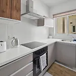 Centrally Located Two Bedroom With Free Wifi & Ac דירה