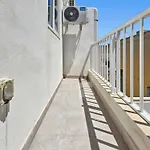 Centrally Located Two Bedroom With Free Wifi & Ac Apartment *