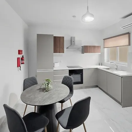 Апартаменты Centrally Located Two Bedroom Apartment *