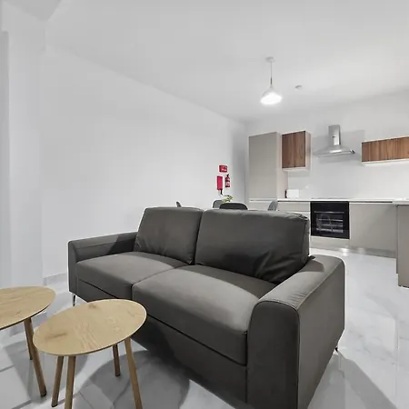 Centrally Located Two Bedroom With Free Wifi & Ac