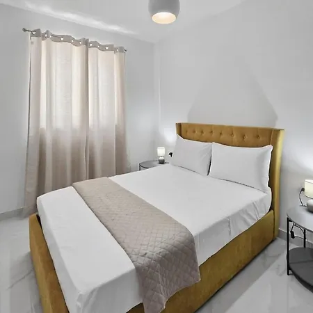 Centrally Located Two Bedroom Apartment Сент-Полс-Бей