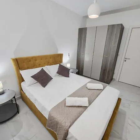 Centrally Located Two Bedroom With Free Wifi & Ac