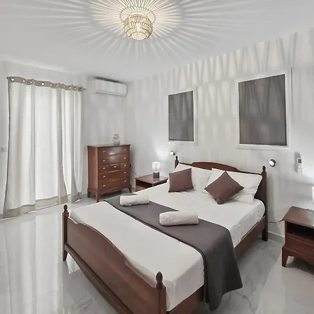 Centrally Located Two Bedroom With Free Wifi & Ac شقة *
