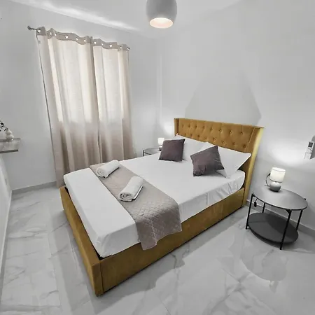 Centrally Located Two Bedroom With Free Wifi & Ac شقة