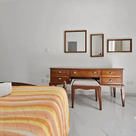 Centrally Located Two Bedroom With Free Wifi & Ac * סיינט פול ביי
