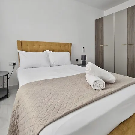 Centrally Located Two Bedroom With Free Wifi & Ac Apartament *