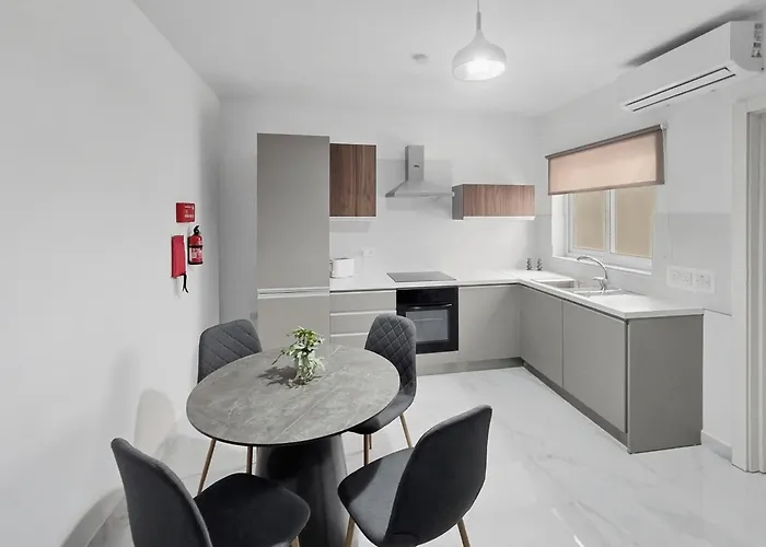 Апартаменты Centrally Located Two Bedroom Apartment *