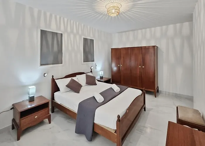 Апартаменты Centrally Located Two Bedroom Apartment