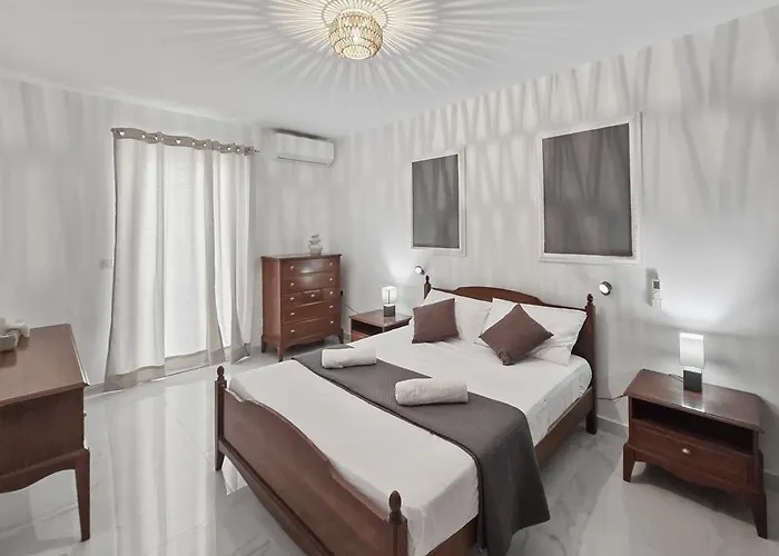 Centrally Located Two Bedroom Apartment Апартаменты *