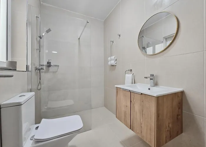 Centrally Located Two Bedroom Apartment * Сент-Полс-Бей