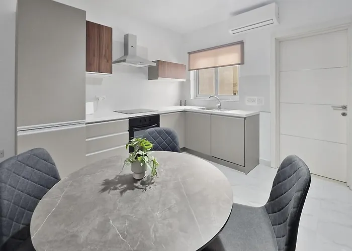 Апартаменты Centrally Located Two Bedroom Apartment *