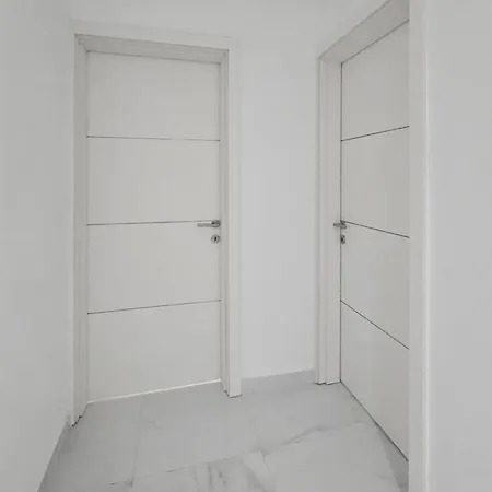 Centrally Located Two Bedroom With Free Wifi & Ac *